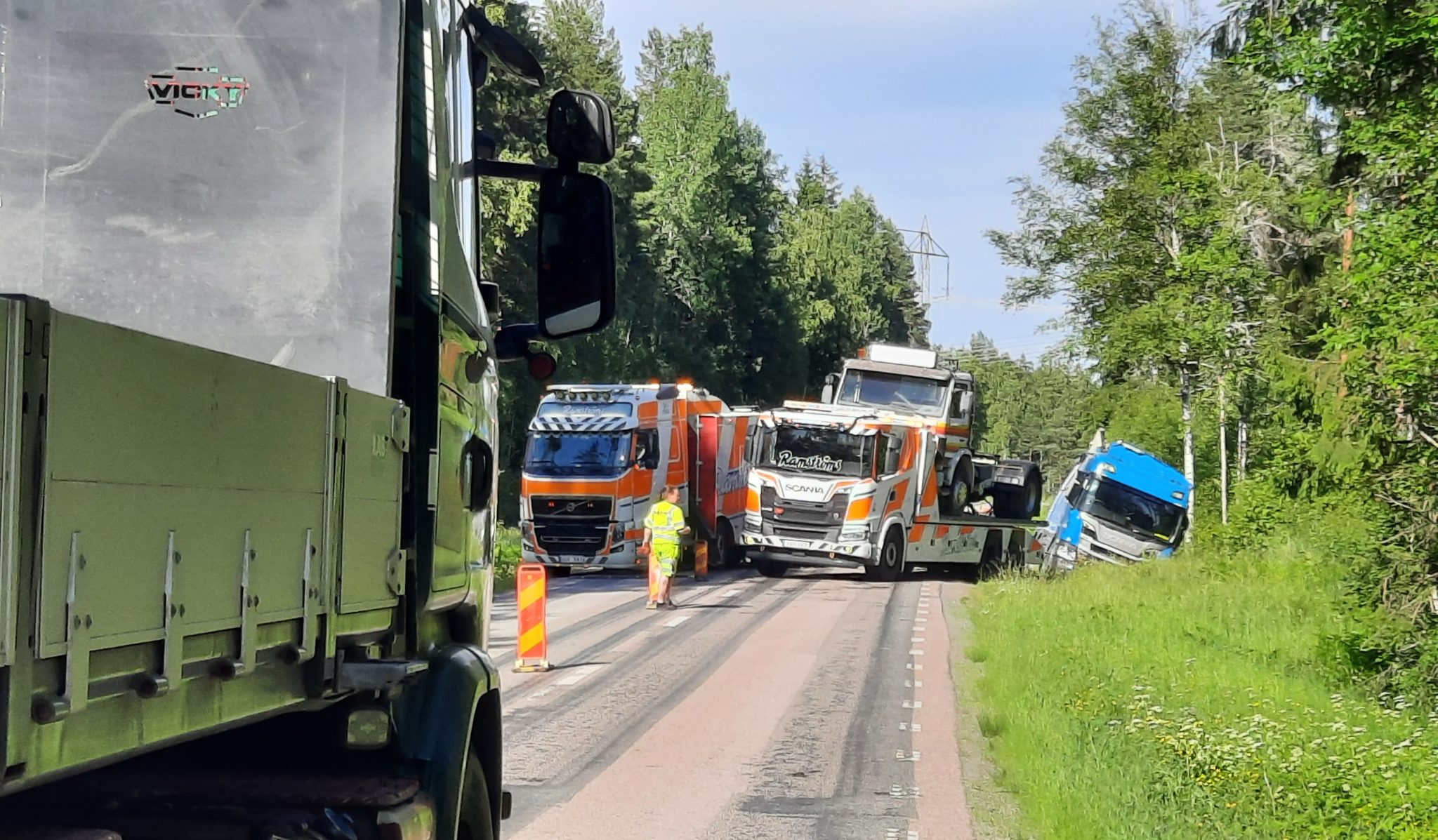 Lastbil i diket utanför Östervåla