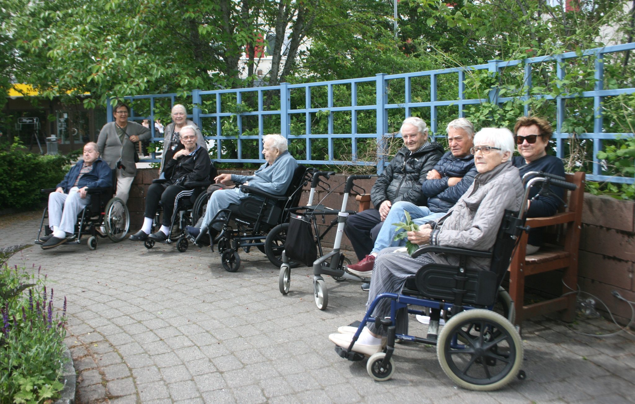 PRO promenerar med pensionärer!