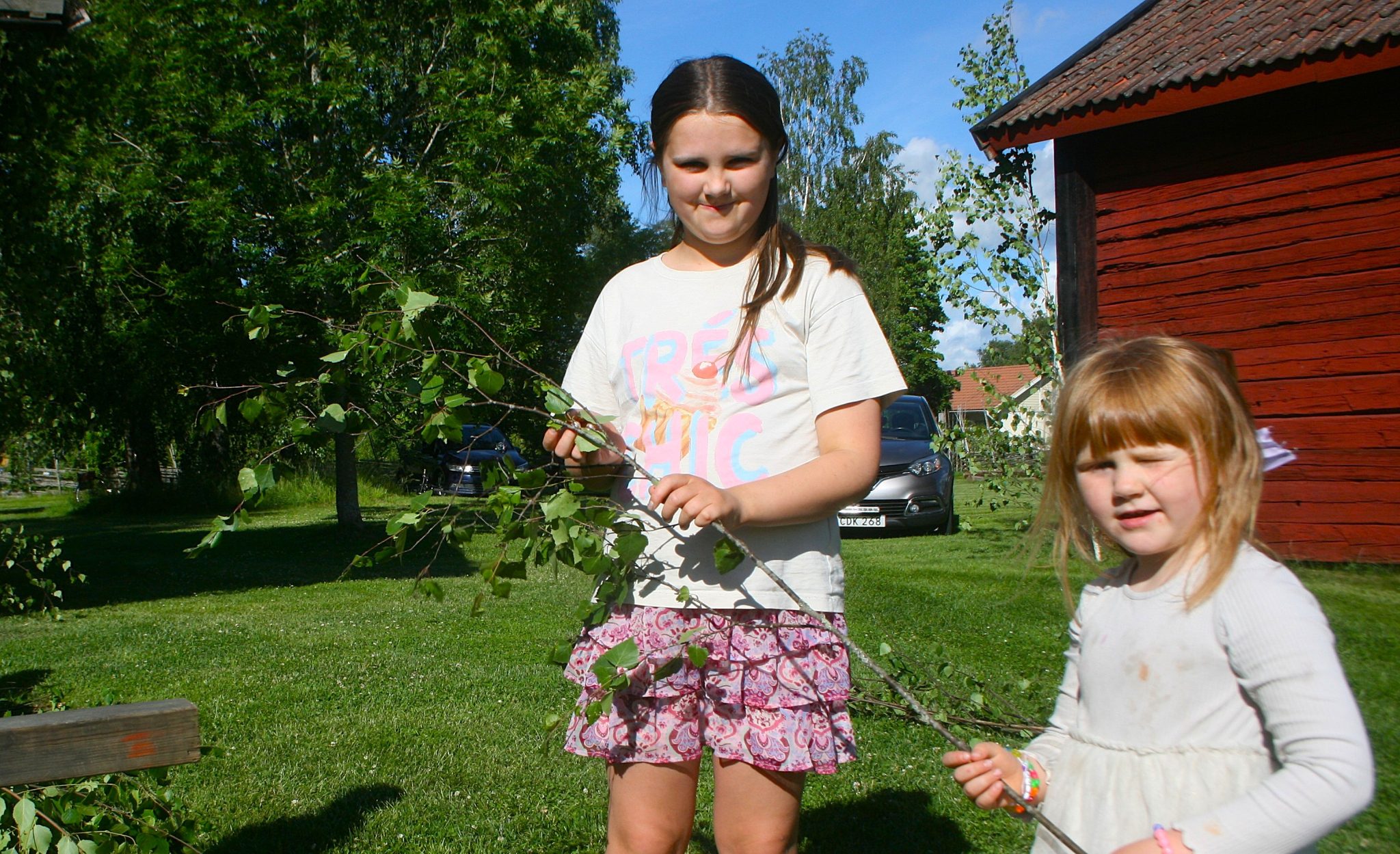 Ilse Meurman (till vänster) och Nora Meurman hjälpte till med midsommarsmyckning.