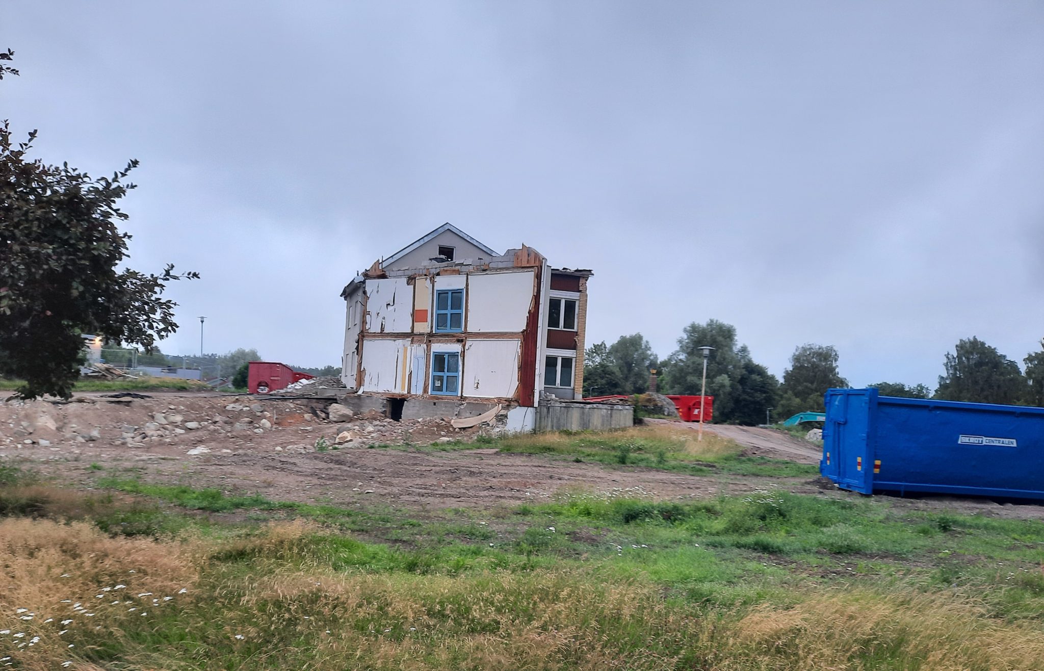 Tallgården snart jämnad med marken!