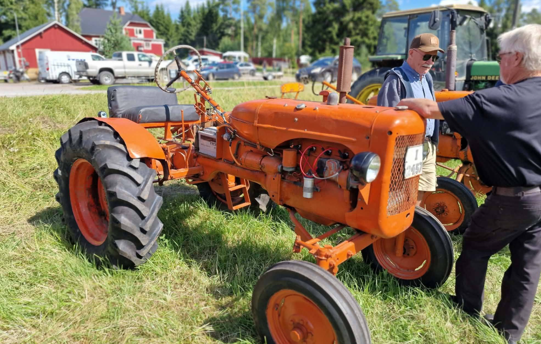 Traktorer lockade ett 100-tal!