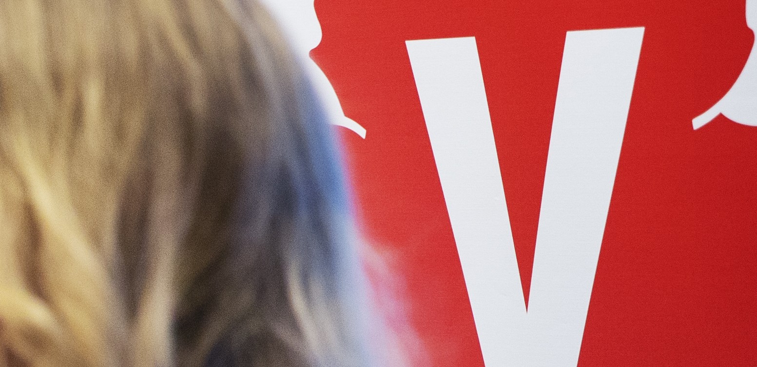 V-politiker stryks efter terrorhyllning