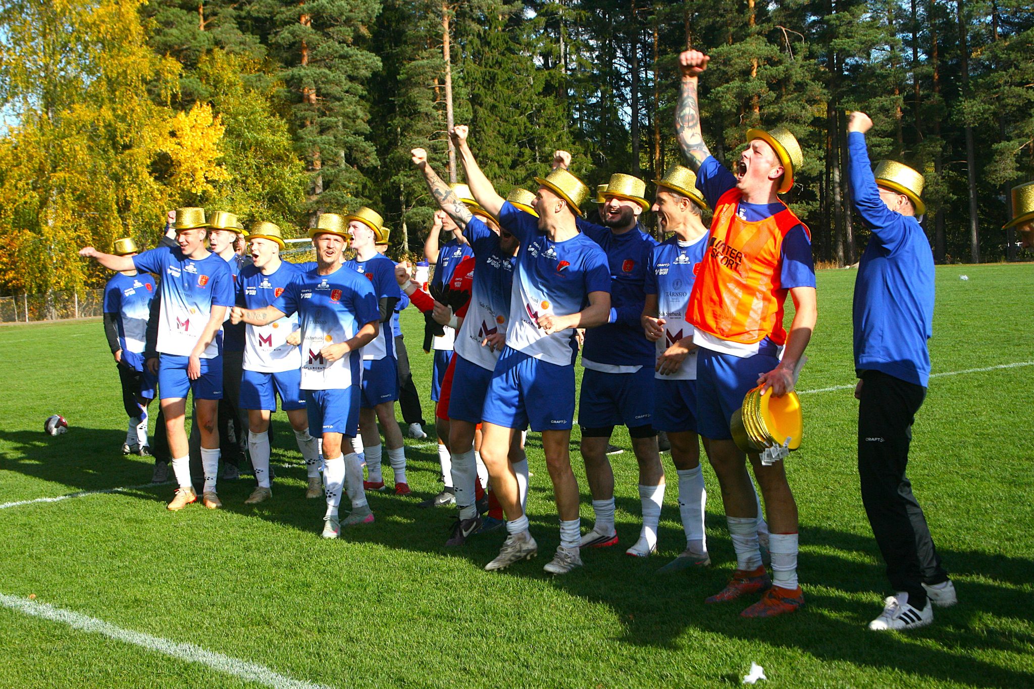 Firande med guldhattar på Furuvallen!